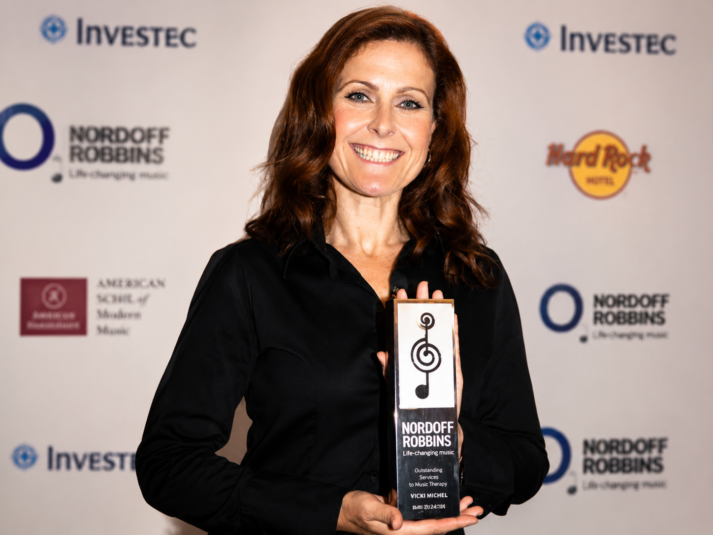Alison Moyet posing with an award at a Nordoff Robbins event