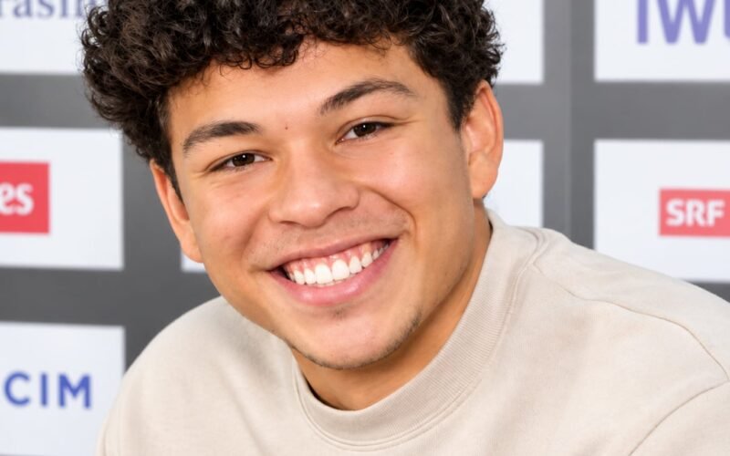 Ben Shelton net worth 2026 – smiling in a beige sweatshirt during an interview
