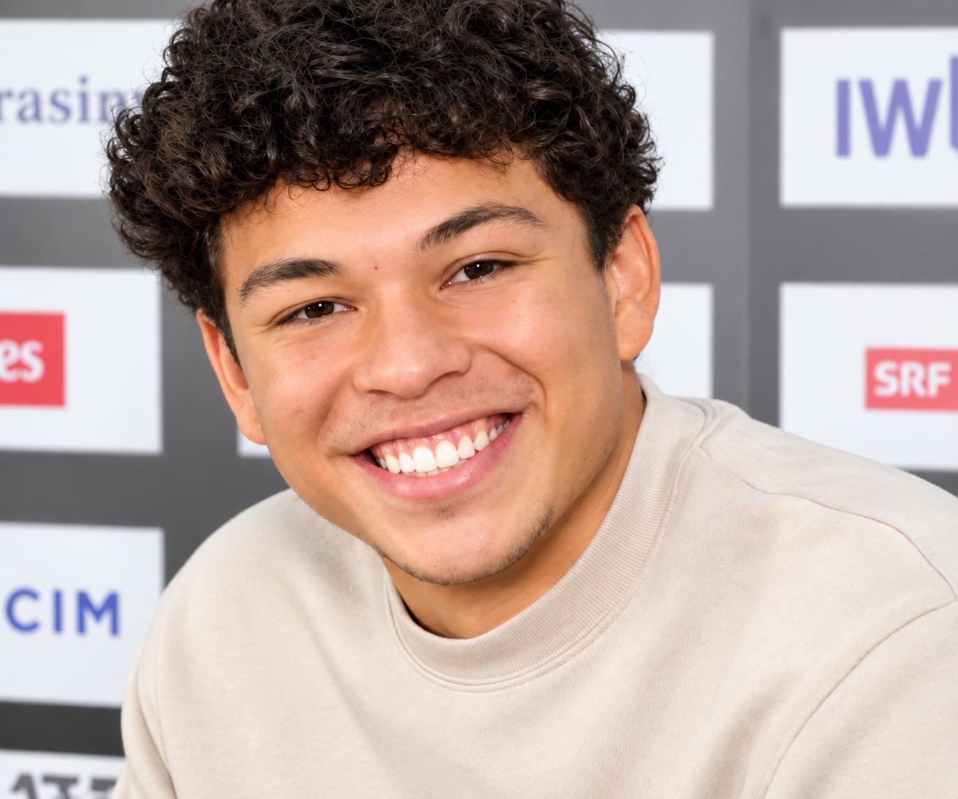 Ben Shelton net worth 2026 – smiling in a beige sweatshirt during an interview